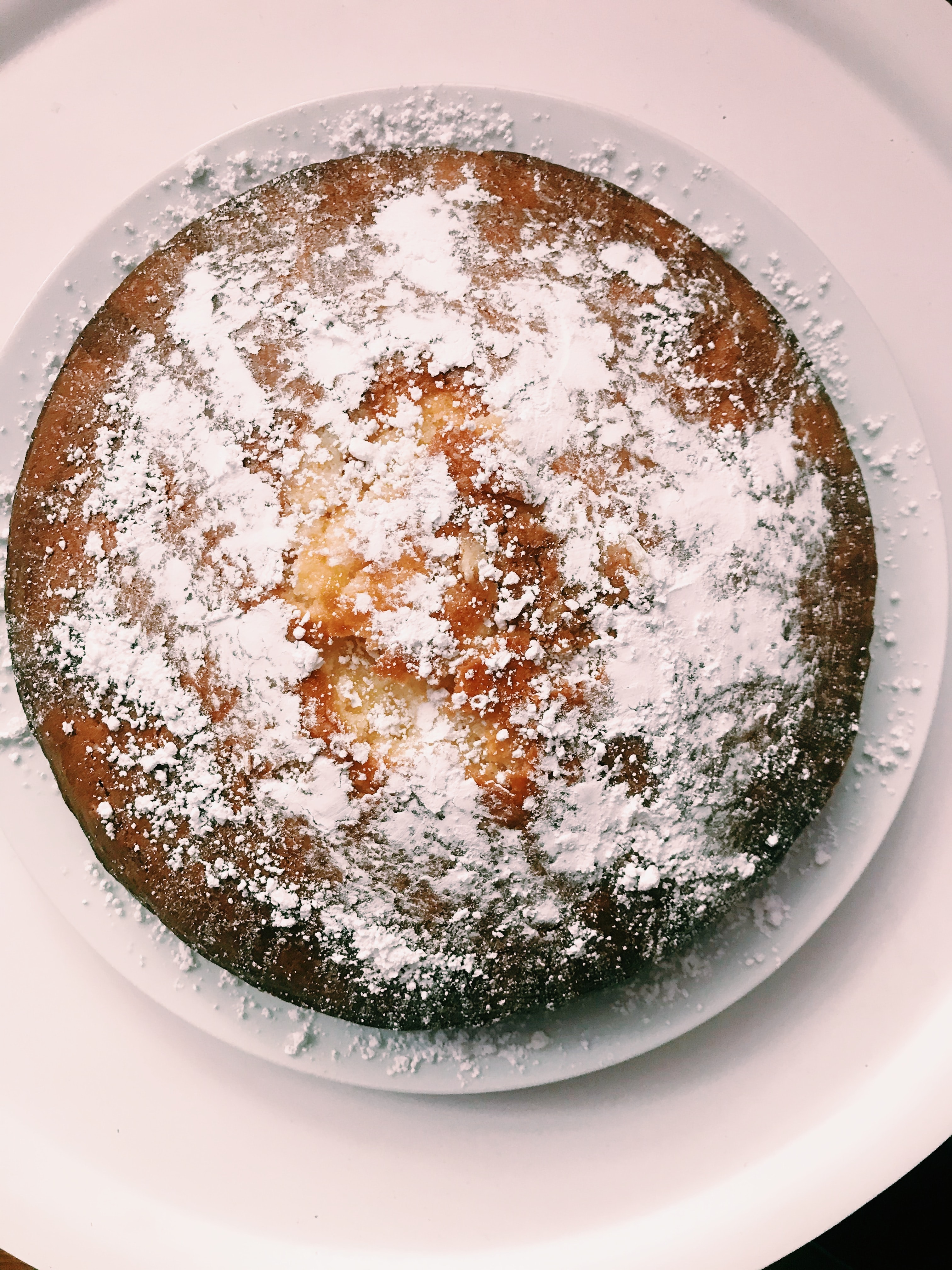 Lemon cake dusted with icing sugar