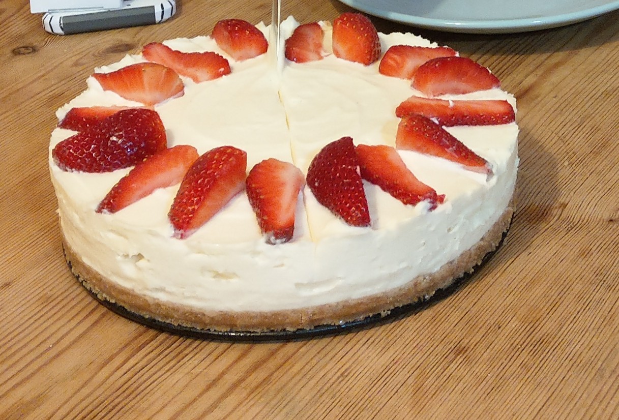 Vanilla Cheesecake with strawberries on top